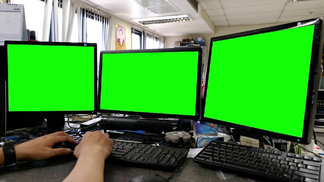 在绿色屏幕的电脑上使用视频下载