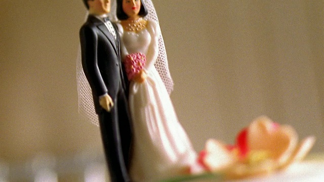 靠近倾斜的新娘和新郎蛋糕装饰视频素材