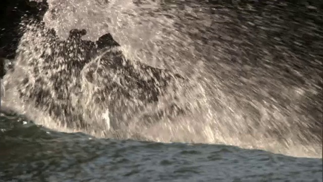 海浪冲击着岩石海岸，马达加斯加视频下载