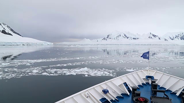 南极半岛，杰拉什海峡，m/v海洋精神航行在小冰山之间，从船头观看视频下载
