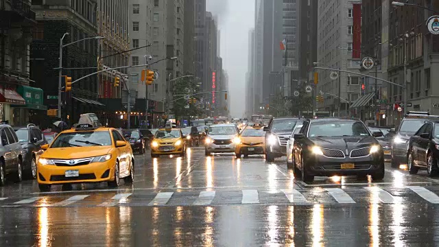 雨中的曼哈顿中城交通视频下载