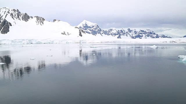 南极半岛，杰拉什海峡，m/v海精灵航行在众多小冰山之间视频下载
