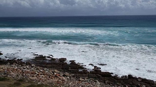 淘金拍的海浪拍打海岸，开普敦，南非视频下载