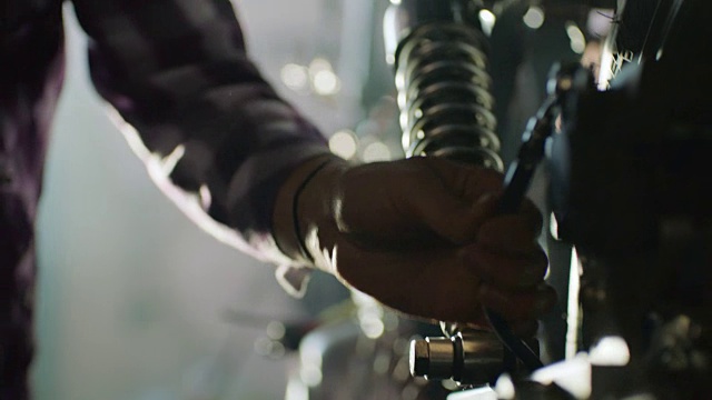 ECU。摩托车机修工在汽车修理厂拧六角钥匙工具。视频下载