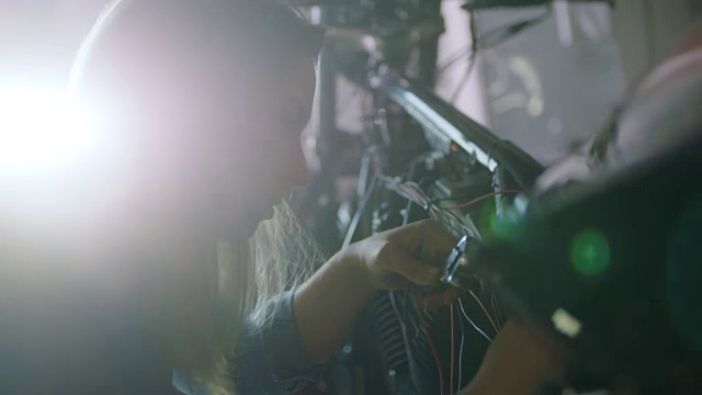 铜。年轻的女机修工在汽车修理厂用棘轮套筒扳手修理摩托车。视频下载