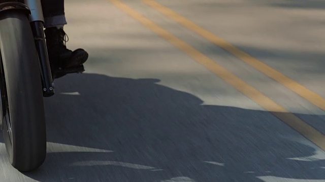 摩托车的影子投射在公路的黄线上。视频下载
