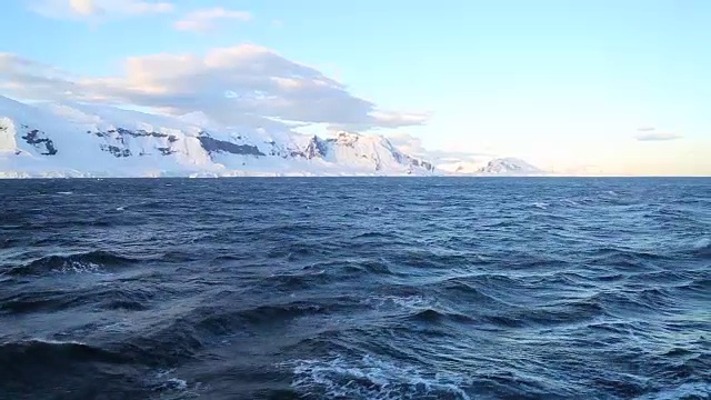 南极半岛，杰拉契海峡，海浪和景观，巡航与m/v海精神视频下载