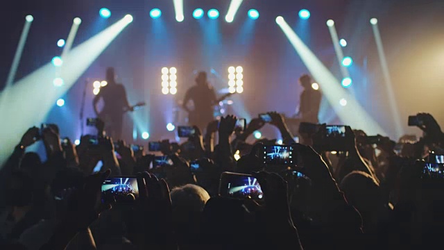 智能手机在音乐会视频下载