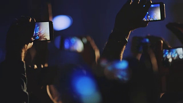 智能手机在音乐会视频素材