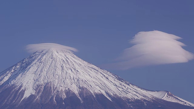 富士山上空的透镜状云视频素材