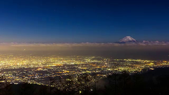 从甘丽山看富士山的夜景视频素材