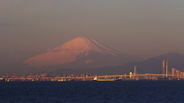 从东京湾的水龙Umihotaru看富士山视频素材