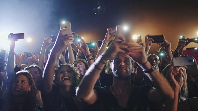 智能手机在音乐会视频素材