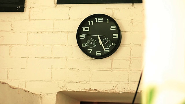 在白砖墙上带秒表的手表视频下载