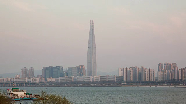 从白天到晚上的乐天世界大厦(韩国最高的建筑之一)覆盖着细微的灰尘视频素材