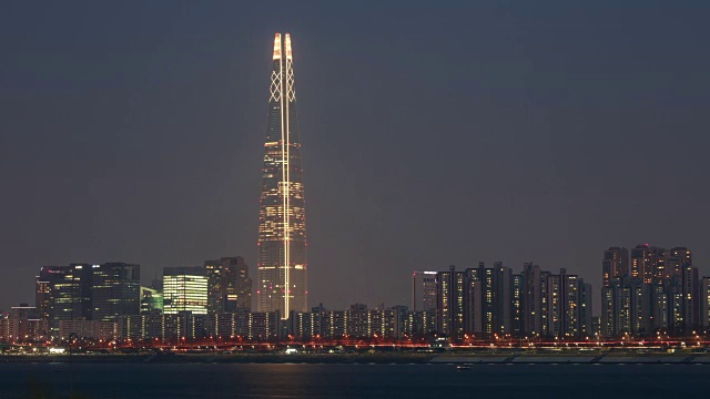 从白天到晚上的乐天世界大厦(韩国最高的建筑之一)覆盖着细微的灰尘视频素材
