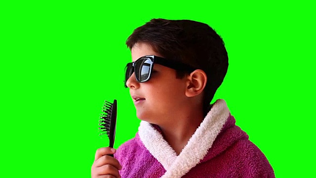 绿色屏幕上有一个男孩的肖像，穿着浴袍，戴着太阳镜和梳子视频下载