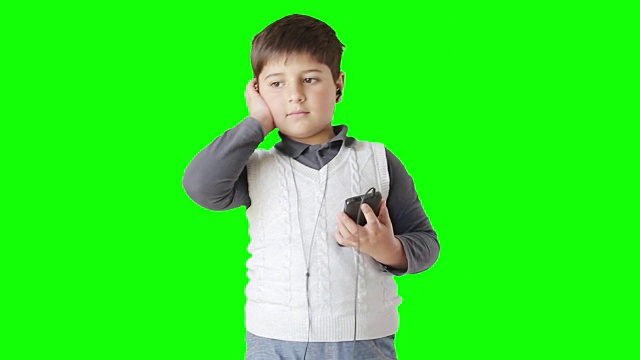 男孩戴着耳机听音乐，跳舞视频下载