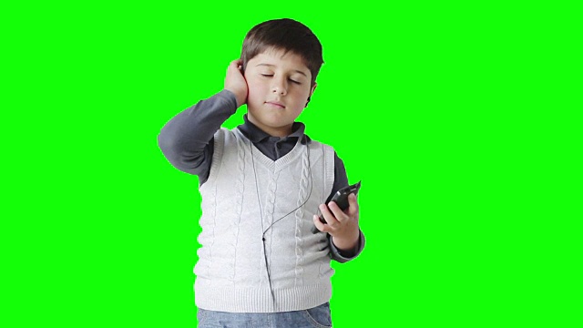 这个男孩听音乐和跳舞视频下载