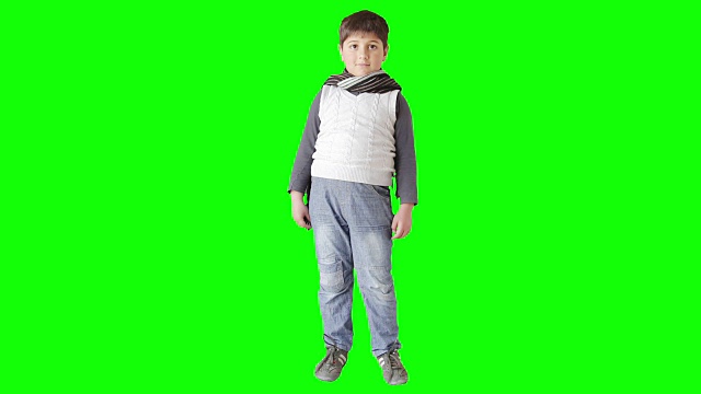 时髦的婴儿在马甲和围巾摆姿势视频下载