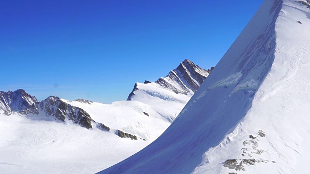 少女峰(伯尔尼阿尔卑斯山的主峰之一)的阿莱奇冰川视频素材