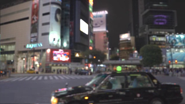 东京涩谷在晚上散焦视频素材