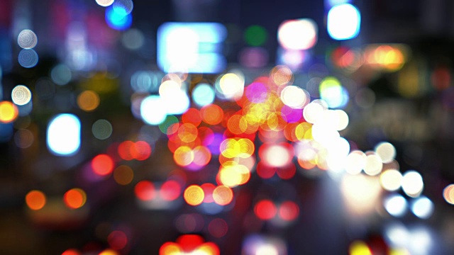 在街道上的汽车在晚上的散焦图像视频下载