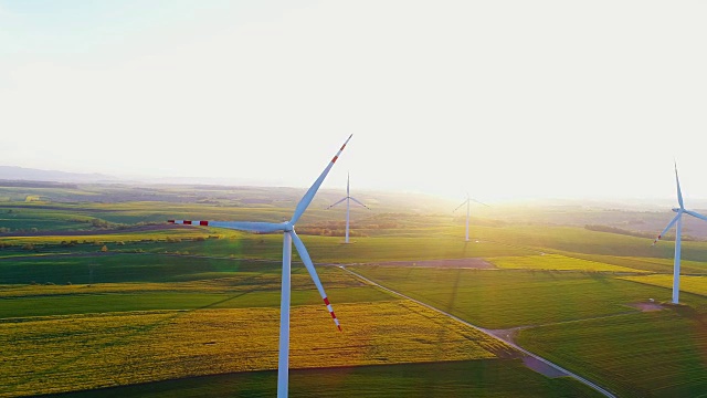 美丽的风车涡轮机，日落时的风能涡轮机。视频素材