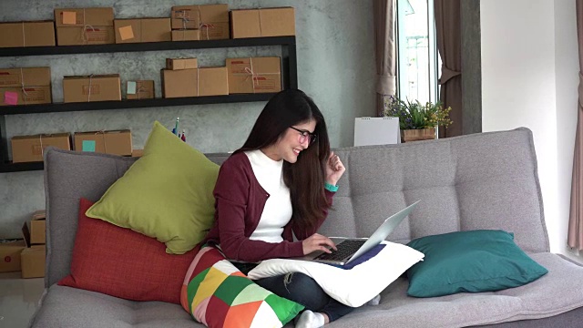 企业家和阿尔法一代的生活风格概念，4K视频的亚洲青少年业主商界女性穿着休闲西装在家里用笔记本电脑工作视频下载