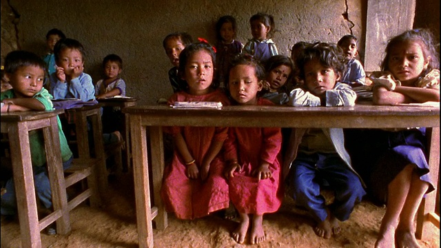 在石头建筑/尼泊尔的小教室里，孩子们在中拍视频下载