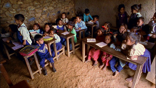 高角度广角拍摄儿童在石头建筑/尼泊尔的小教室视频下载