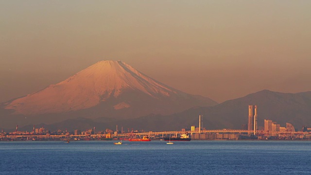 从东京湾的水龙Umihotaru看富士山视频素材