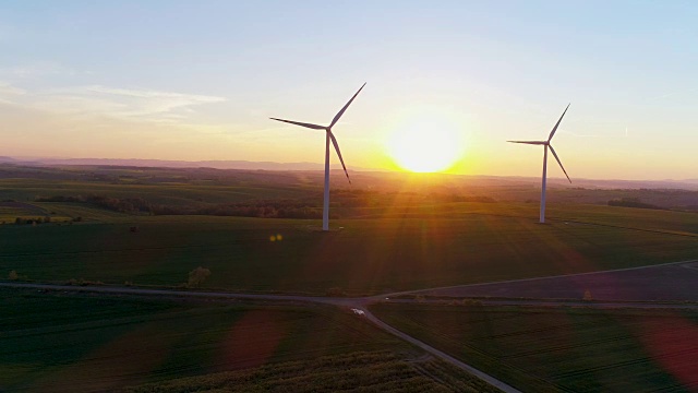 近距离风力涡轮机和农田在日落4K视频素材