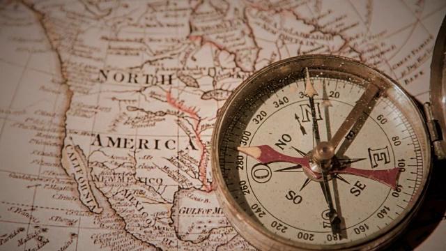古董地图上的金色指南针视频素材