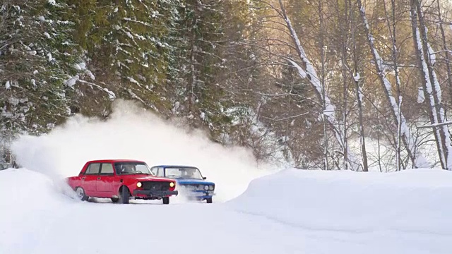 汽车在雪中全速奔驰和打滑视频下载