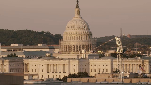 空中放大美国国会大厦，日落华盛顿特区视频下载