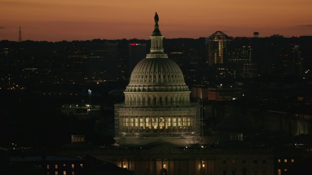 空中飞行美国国会大厦，华盛顿特区，日落视频素材