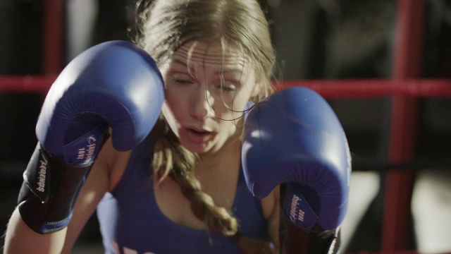 近距离拍摄的女拳击手拳击擂台/ Lehi，犹他州，美国视频素材
