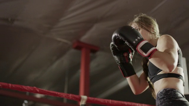 中低角度平移拍摄女拳击手战斗/ Lehi，犹他州，美国视频下载
