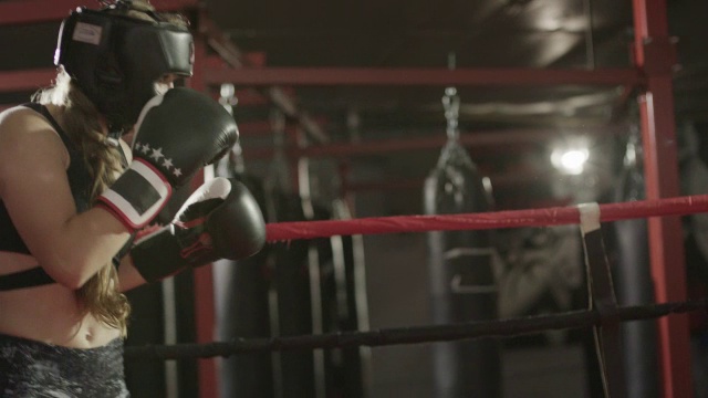 女性拳击手对打/ Lehi，犹他州，美国视频下载