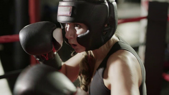 近镜头的女拳击手拳击/ Lehi，犹他州，美国视频下载