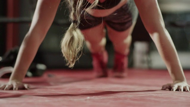女人做俯卧撑的特写/ Lehi，犹他州，美国视频素材