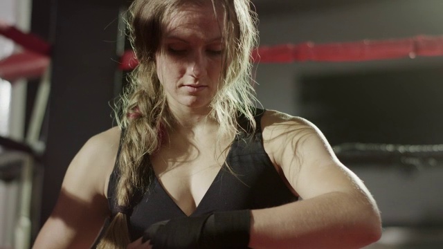近距离女性拳击手包裹手/ Lehi，犹他州，美国视频素材