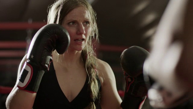 近距离低角度拍摄女拳击手训练/ Lehi，犹他州，美国视频下载