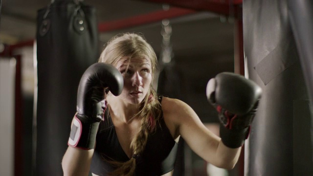 近低角度拍摄的女拳击手打击沉重的袋子/ Lehi，犹他州，美国视频素材