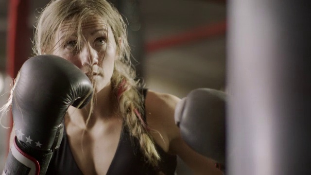 近低角度拍摄的女拳击手打击沉重的袋子/ Lehi，犹他州，美国视频下载