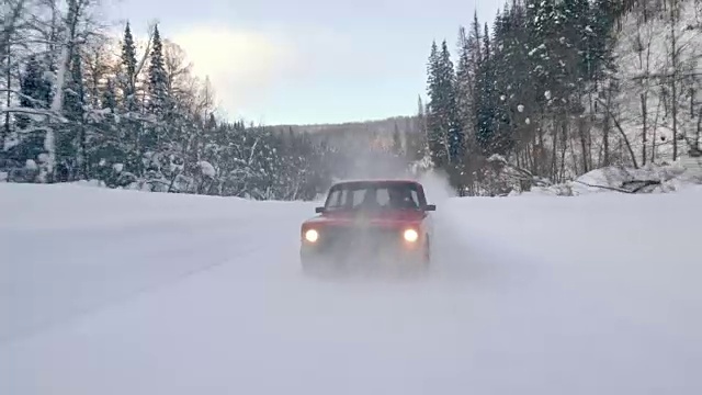 赛车和漂移在积雪的森林道路上的TS视频下载