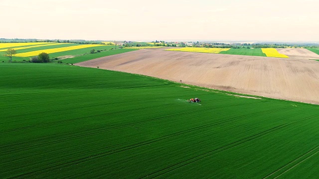 现代拖拉机在播种前准备农田的无人机拍摄。视频素材