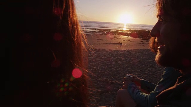 人们在俄勒冈海滩边谈论日落视频素材