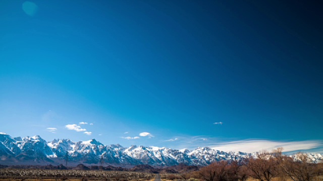 空空如也的公路在田园诗般的风景与sierra Nevada山脉的背景，加利福尼亚视频下载